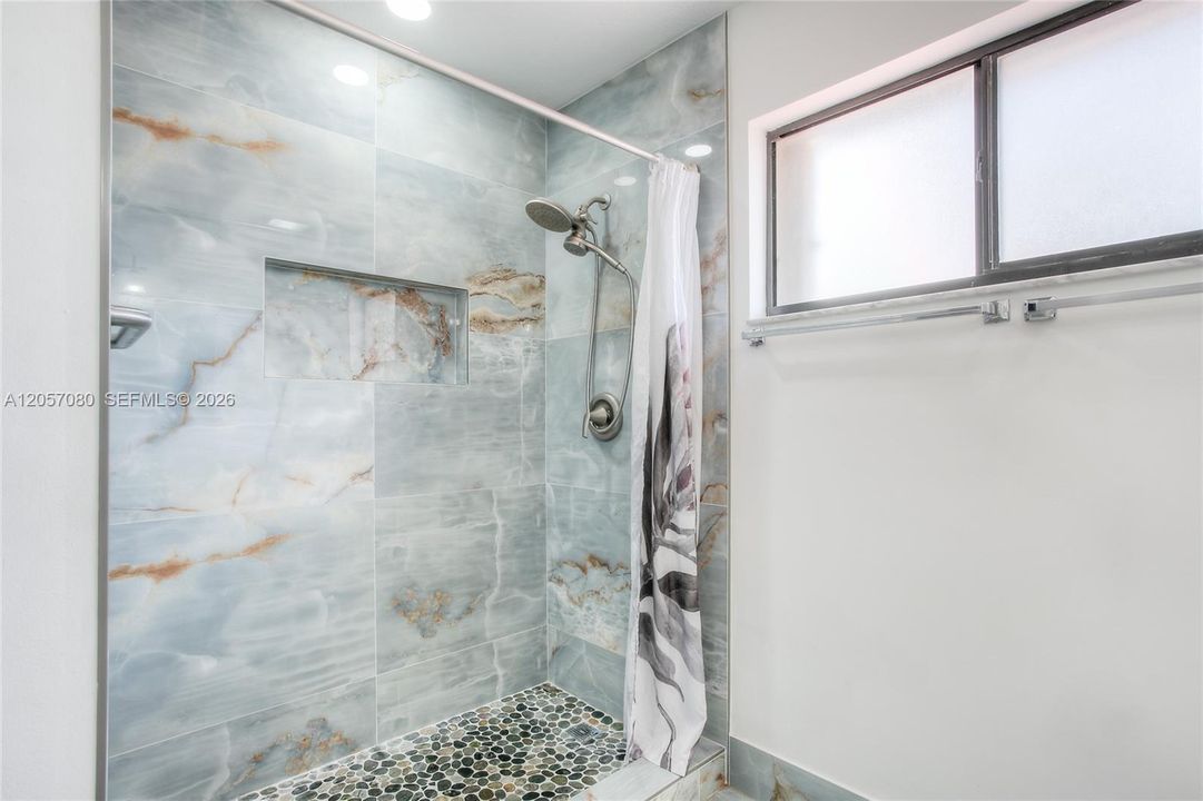 En Venta: $745,000 (4 camas, 3 baños, 2616 Pies cuadrados)