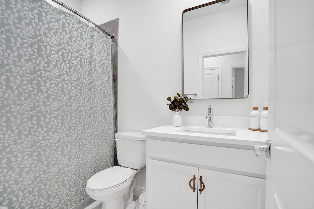 2nd Bath Upstairs