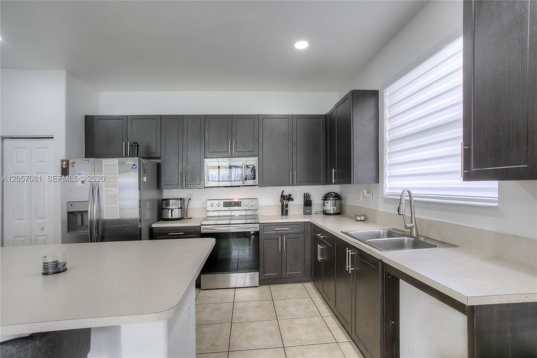 En Venta: $550,000 (3 camas, 2 baños, 1903 Pies cuadrados)