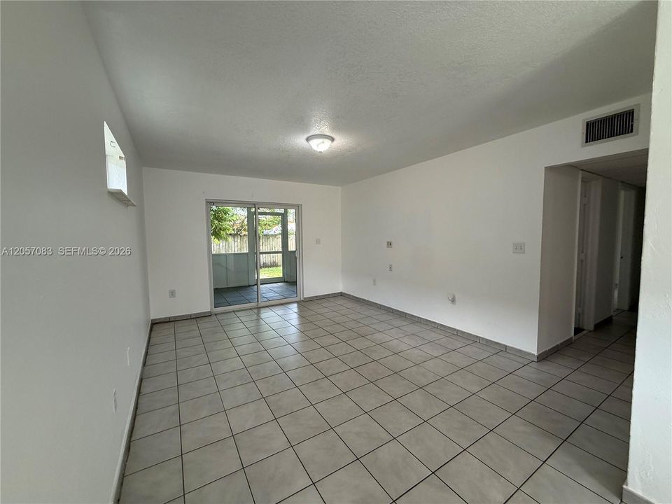 For Rent: $2,550 (2 beds, 1 baths, 2152 Square Feet)