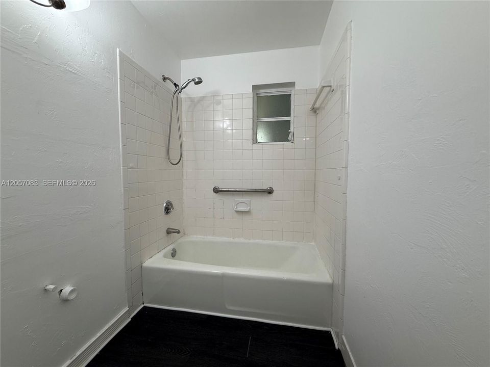For Rent: $2,550 (2 beds, 1 baths, 2152 Square Feet)