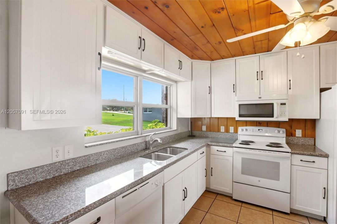 Activo con contrato: $655,000 (4 camas, 2 baños, 1448 Pies cuadrados)