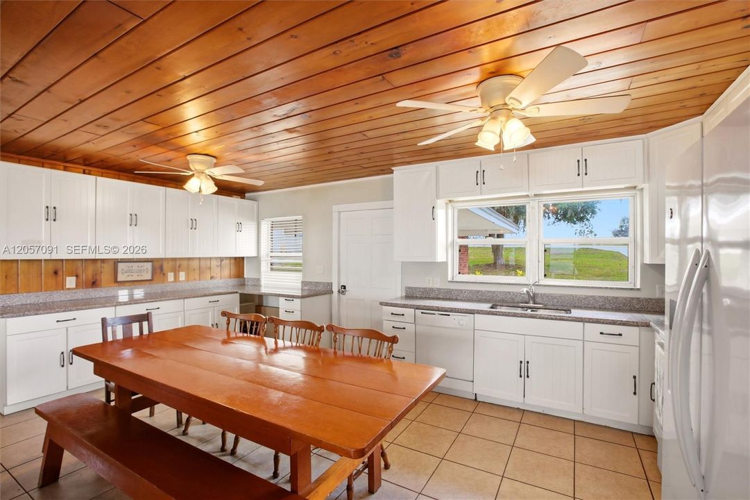 Activo con contrato: $655,000 (4 camas, 2 baños, 1448 Pies cuadrados)
