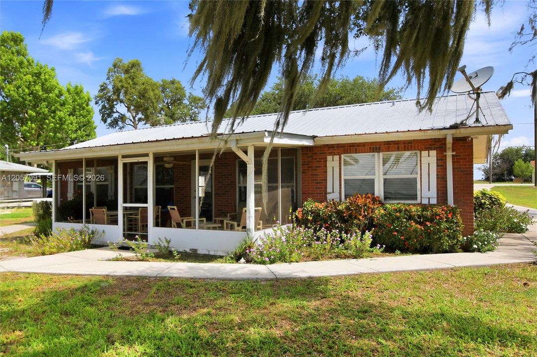 Activo con contrato: $655,000 (4 camas, 2 baños, 1448 Pies cuadrados)
