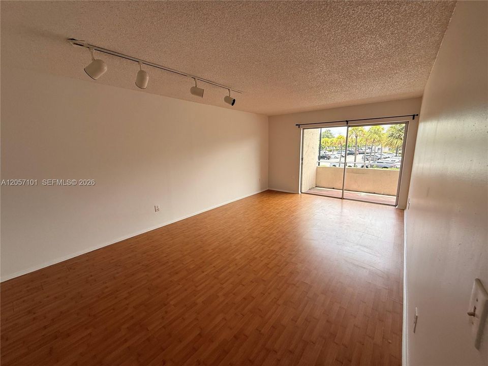 В аренду: $1,725 (1 спален, 1 ванн, 715 Квадратных фут)