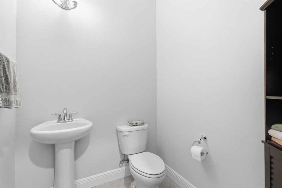 19-web-or-mls-2553_NW_Crystal_Lake_Dr_01