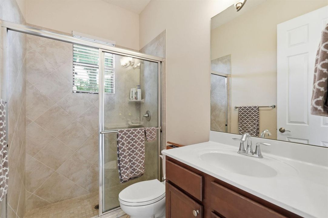24-web-or-mls-2553_NW_Crystal_Lake_Dr_02