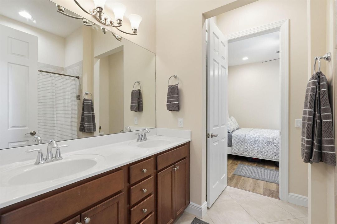 18-web-or-mls-2553_NW_Crystal_Lake_Dr_01