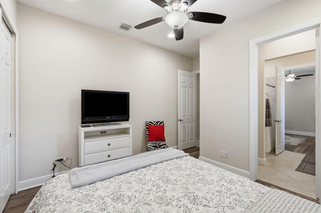14-web-or-mls-2553_NW_Crystal_Lake_Dr_01