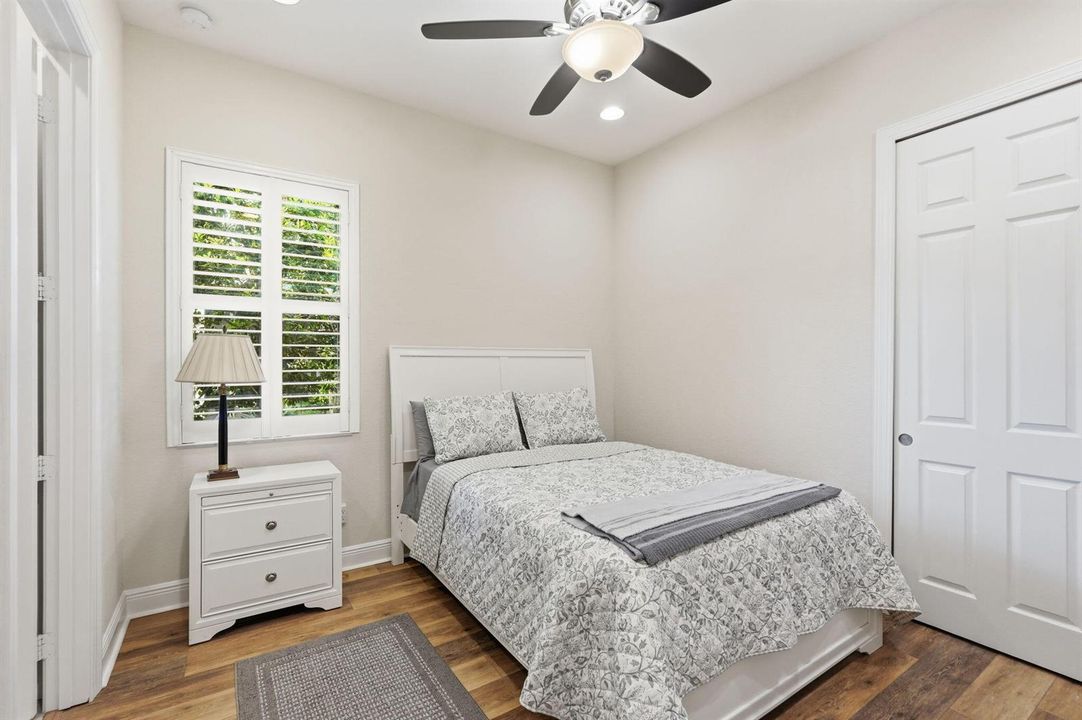 12-web-or-mls-2553_NW_Crystal_Lake_Dr_01