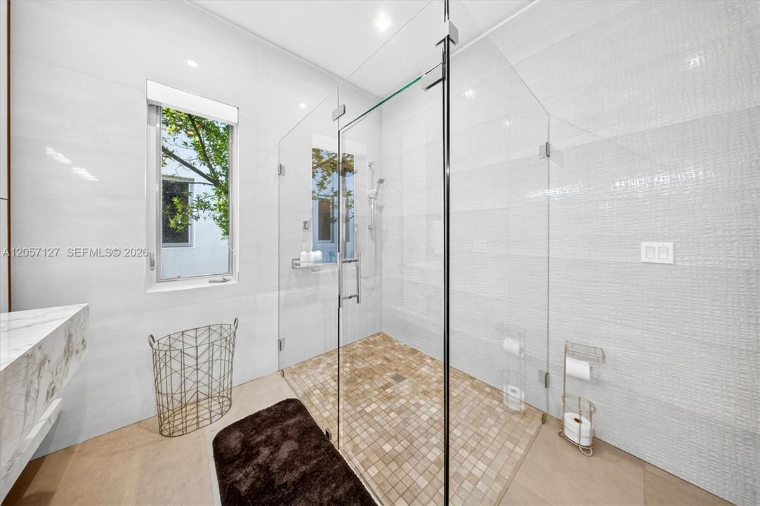 En Renta: $8,800 (3 camas, 2 baños, 2220 Pies cuadrados)