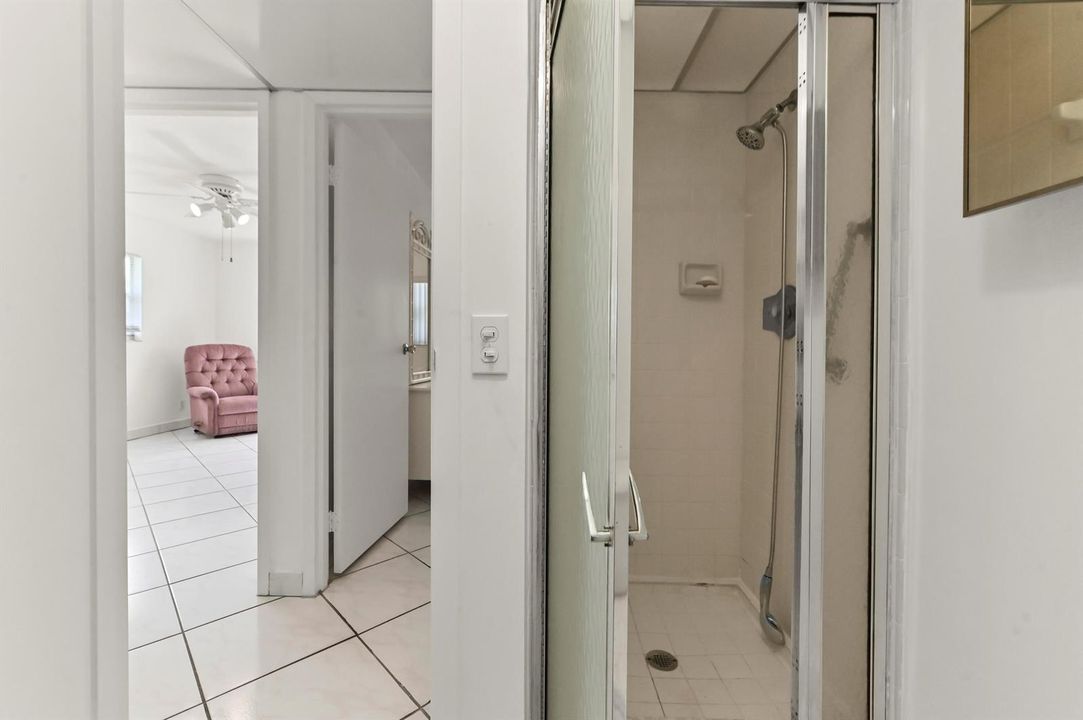17 Bathroom 01