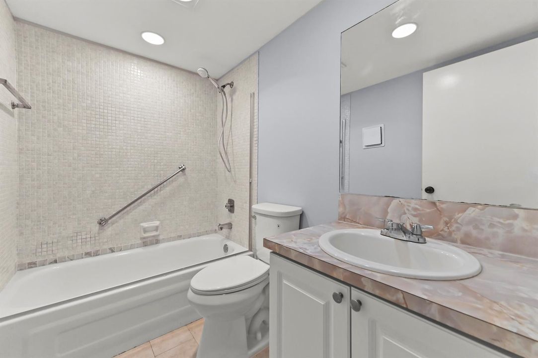 18 Bathroom 03