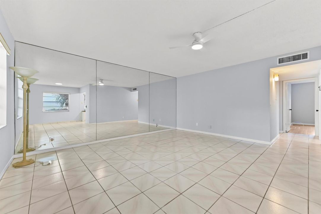 06 Living Room 02