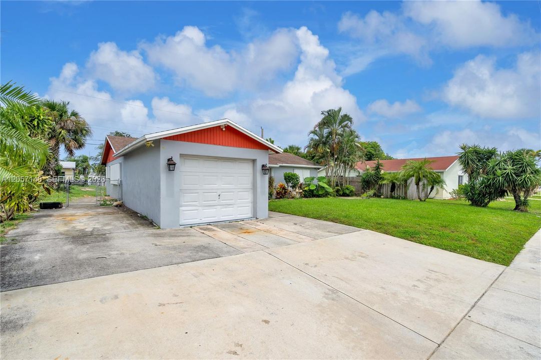 For Sale: $350,000 (3 beds, 2 baths, 1125 Square Feet)