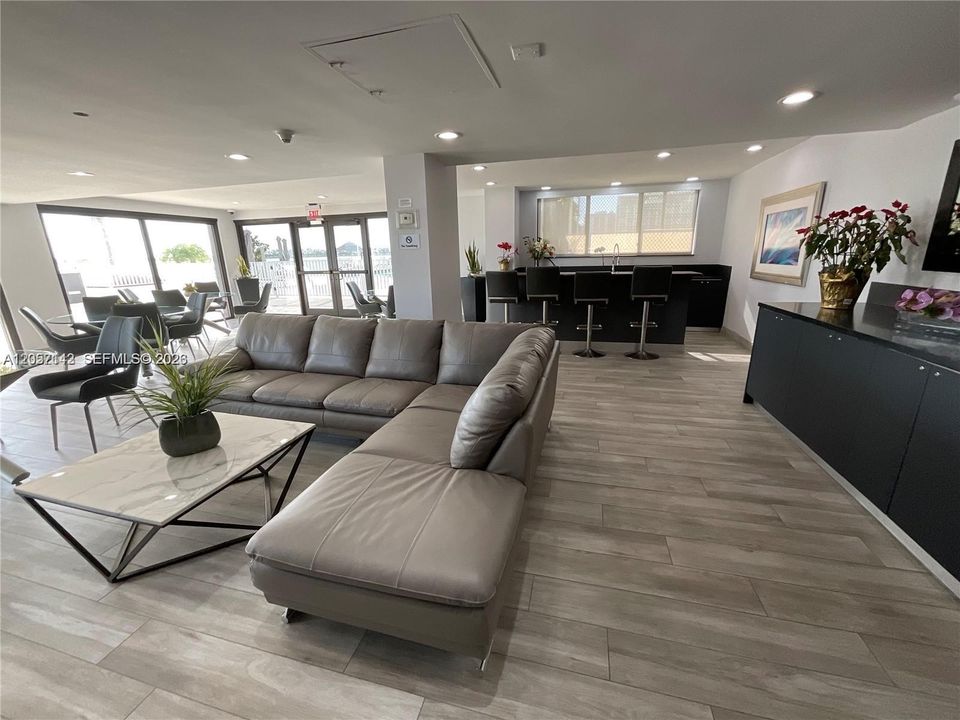В аренду: $2,750 (1 спален, 1 ванн, 715 Квадратных фут)