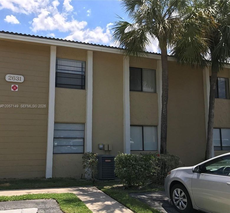 For Rent: $1,900 (2 beds, 2 baths, 800 Square Feet)