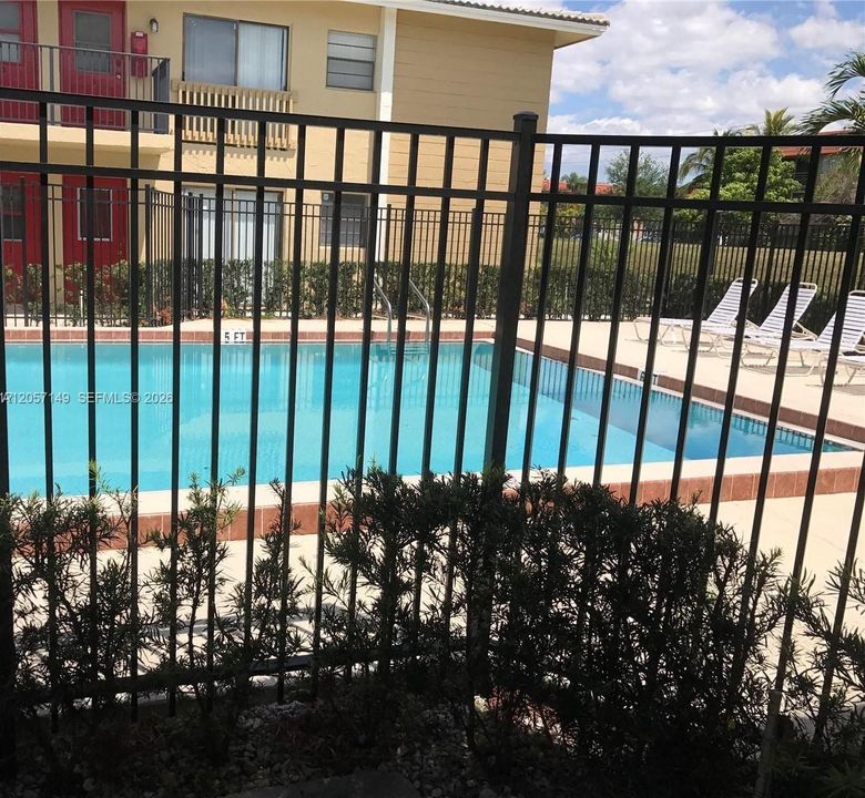 For Rent: $1,900 (2 beds, 2 baths, 800 Square Feet)