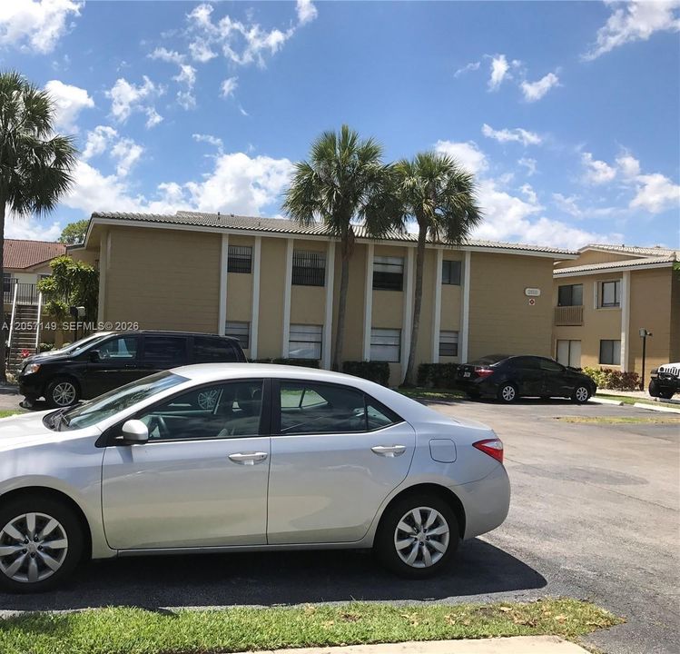 For Rent: $1,900 (2 beds, 2 baths, 800 Square Feet)