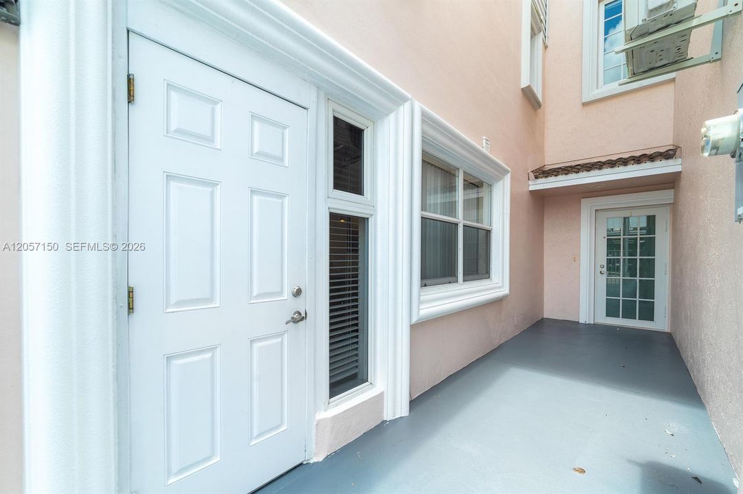 For Rent: $2,300 (2 beds, 1 baths, 1080 Square Feet)