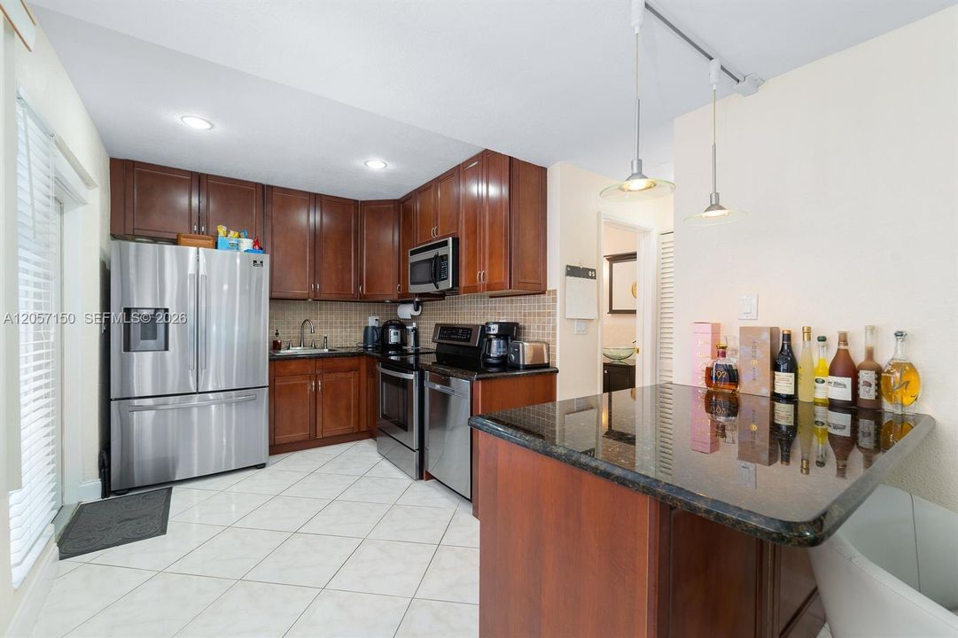For Rent: $2,300 (2 beds, 1 baths, 1080 Square Feet)