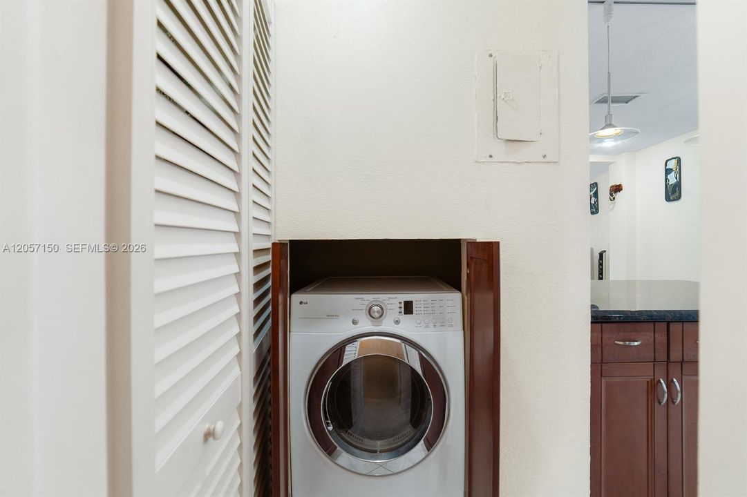 For Rent: $2,300 (2 beds, 1 baths, 1080 Square Feet)