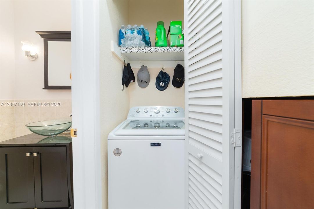 For Rent: $2,300 (2 beds, 1 baths, 1080 Square Feet)