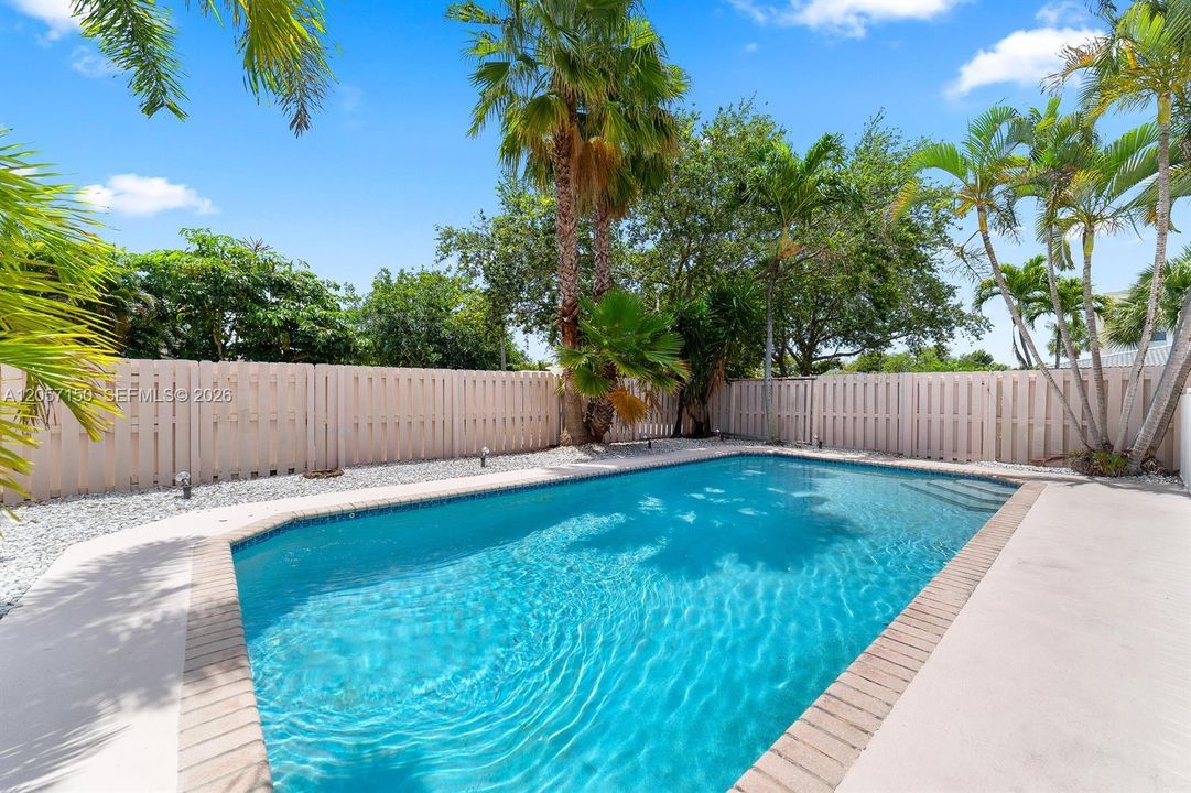 For Rent: $2,300 (2 beds, 1 baths, 1080 Square Feet)