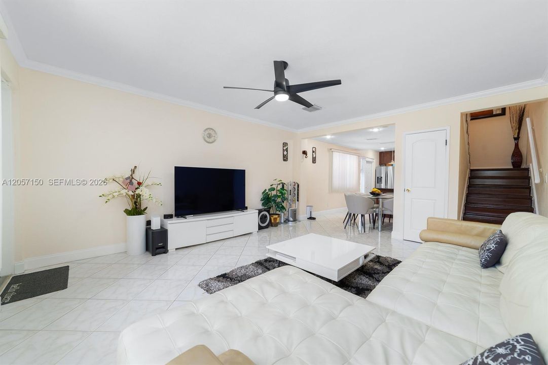For Rent: $2,300 (2 beds, 1 baths, 1080 Square Feet)