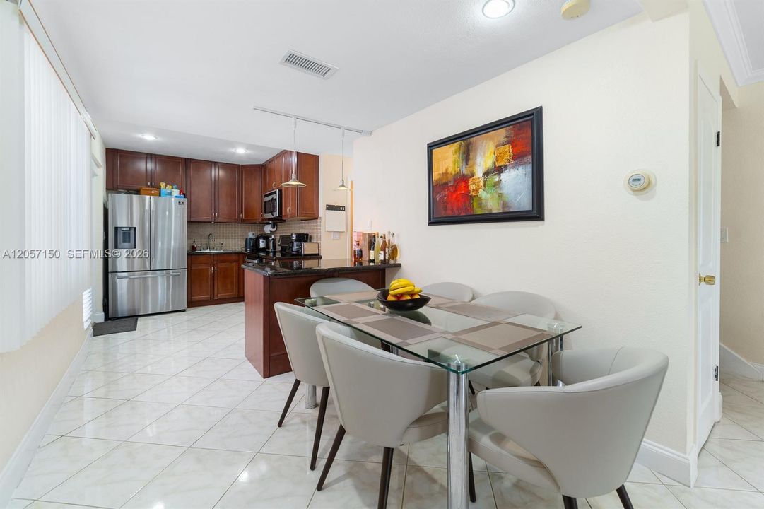 For Rent: $2,300 (2 beds, 1 baths, 1080 Square Feet)