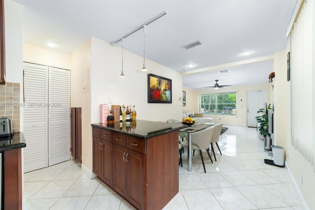 For Rent: $2,300 (2 beds, 1 baths, 1080 Square Feet)
