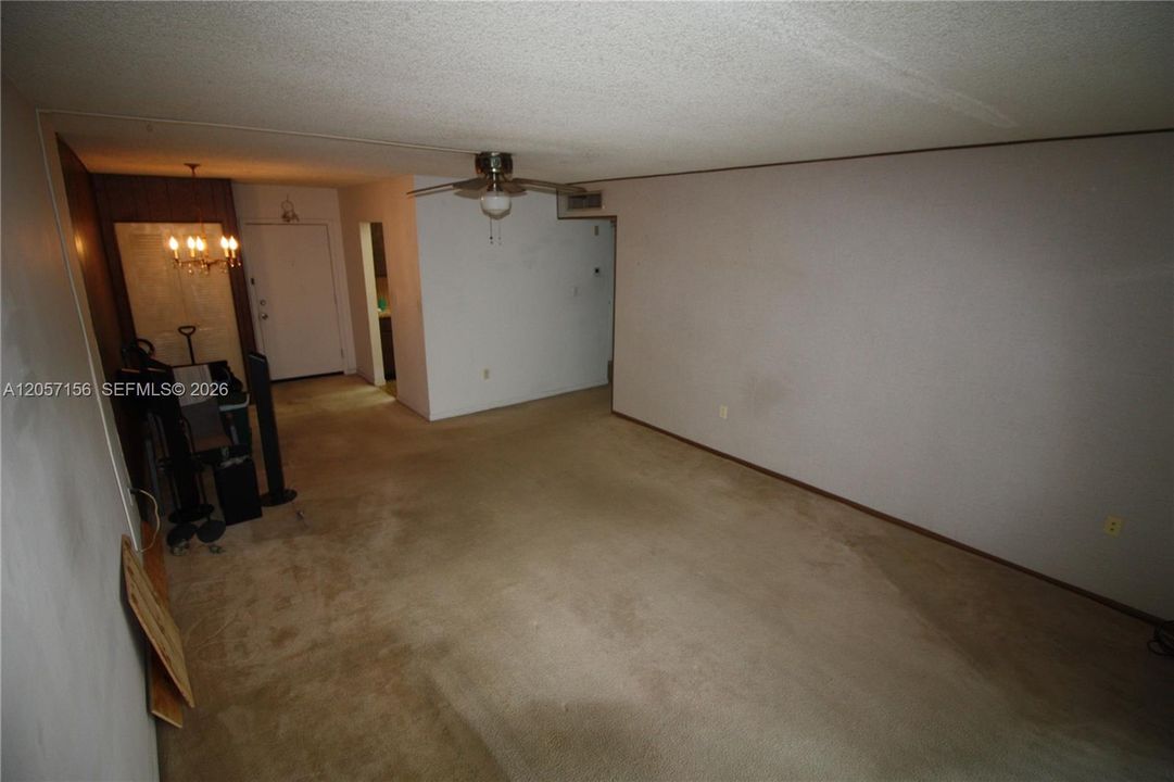 For Sale: $229,000 (1 beds, 1 baths, 707 Square Feet)