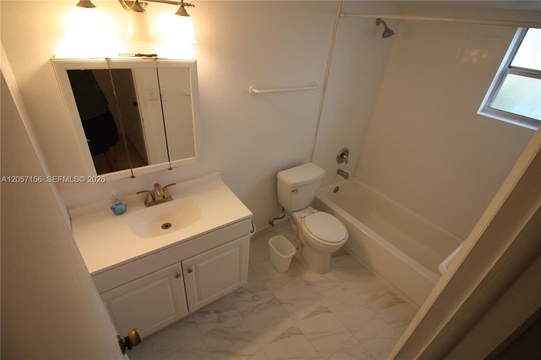 For Sale: $229,000 (1 beds, 1 baths, 707 Square Feet)