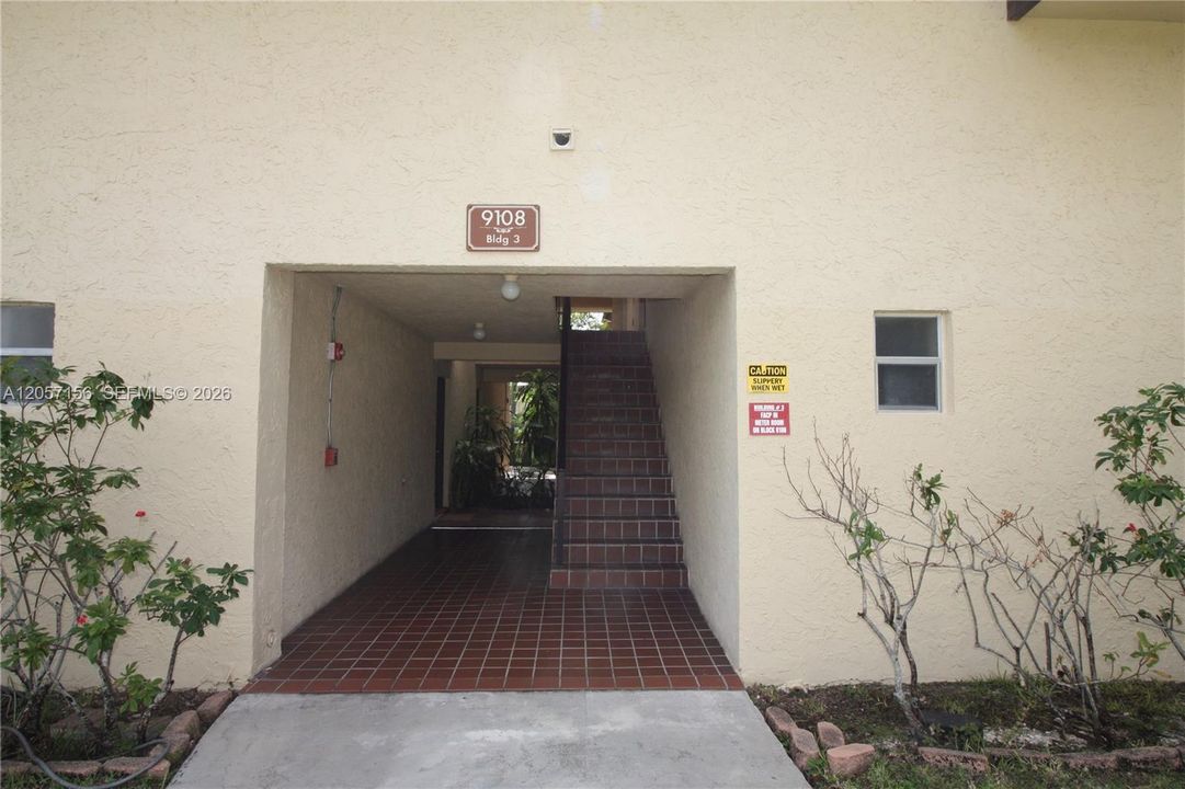 For Sale: $229,000 (1 beds, 1 baths, 707 Square Feet)