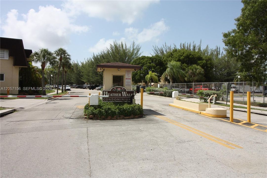 For Sale: $229,000 (1 beds, 1 baths, 707 Square Feet)