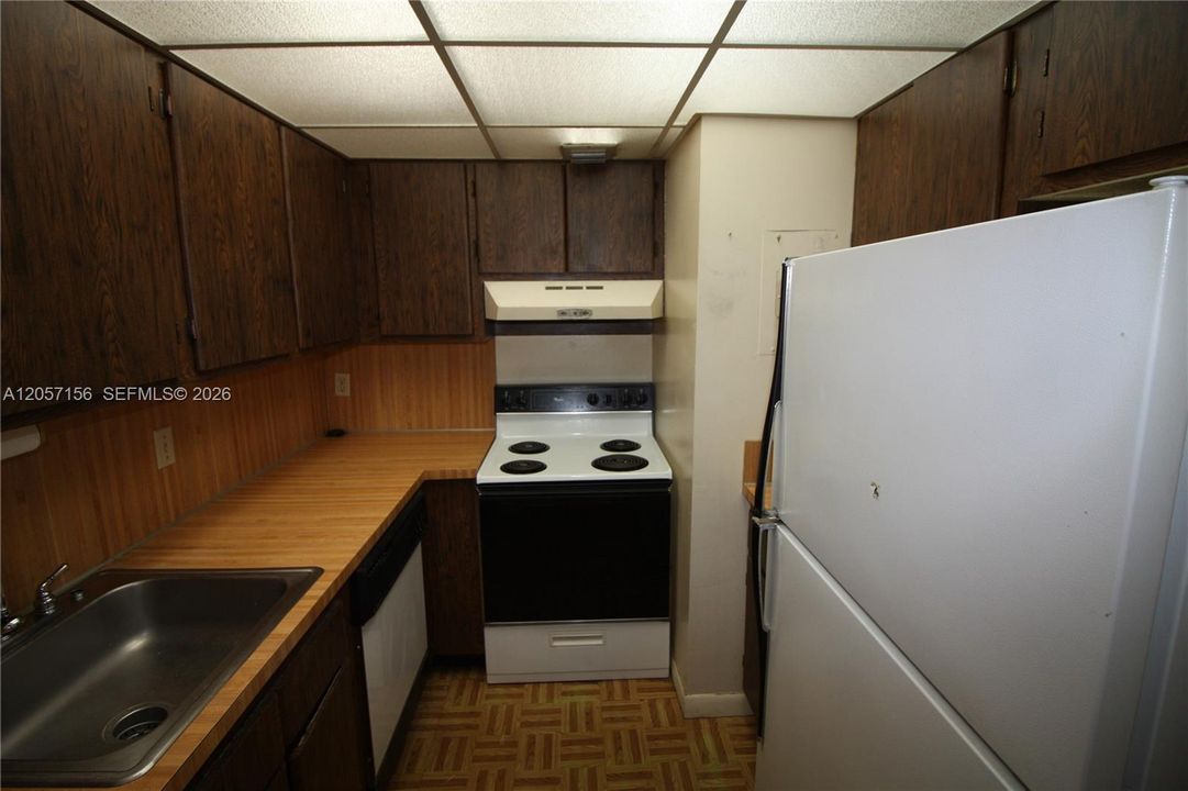 For Sale: $229,000 (1 beds, 1 baths, 707 Square Feet)