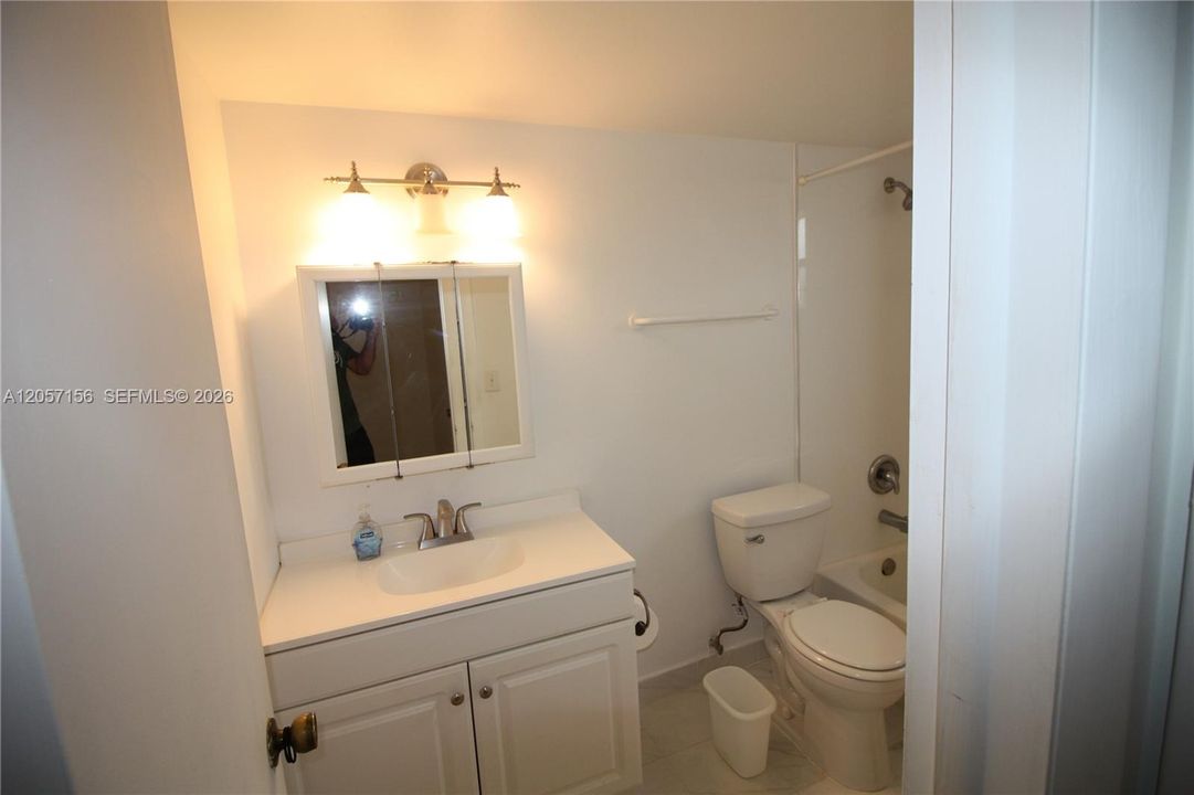 For Sale: $229,000 (1 beds, 1 baths, 707 Square Feet)