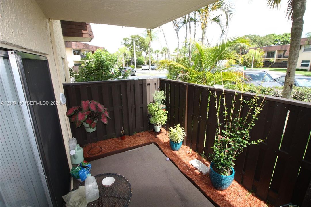 For Sale: $229,000 (1 beds, 1 baths, 707 Square Feet)