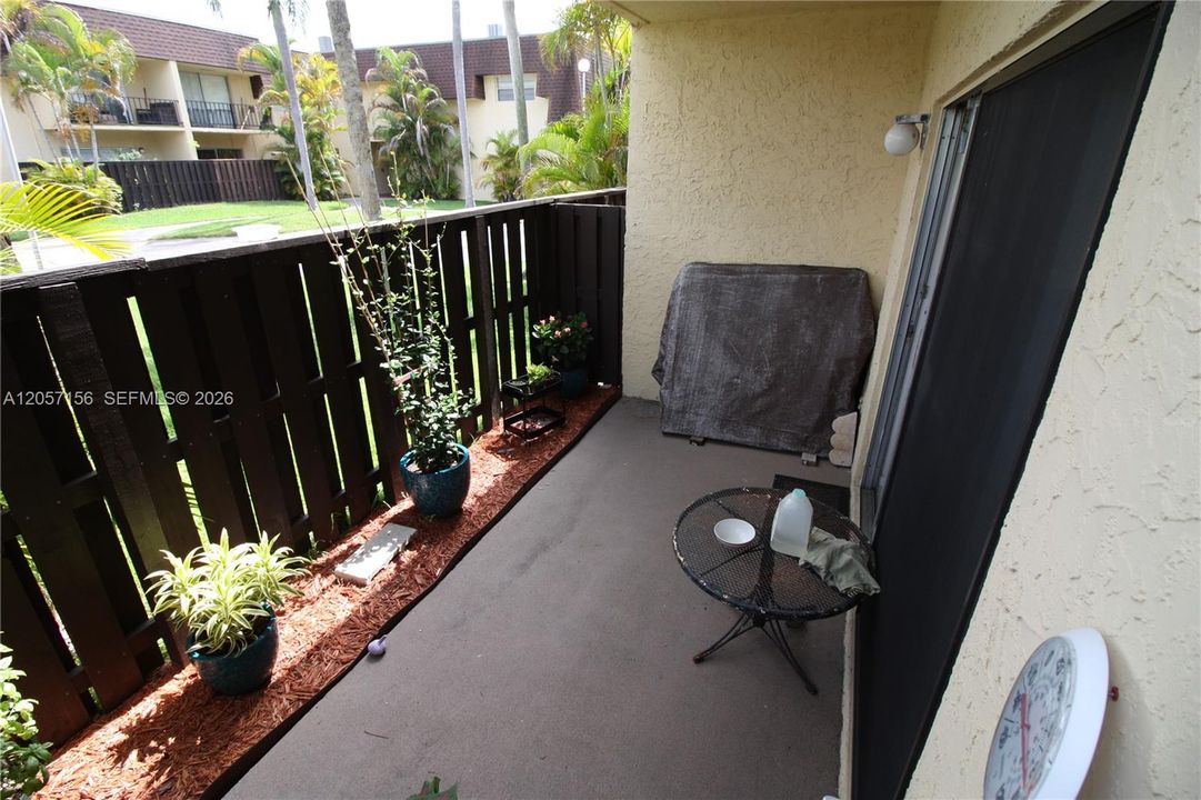 For Sale: $229,000 (1 beds, 1 baths, 707 Square Feet)