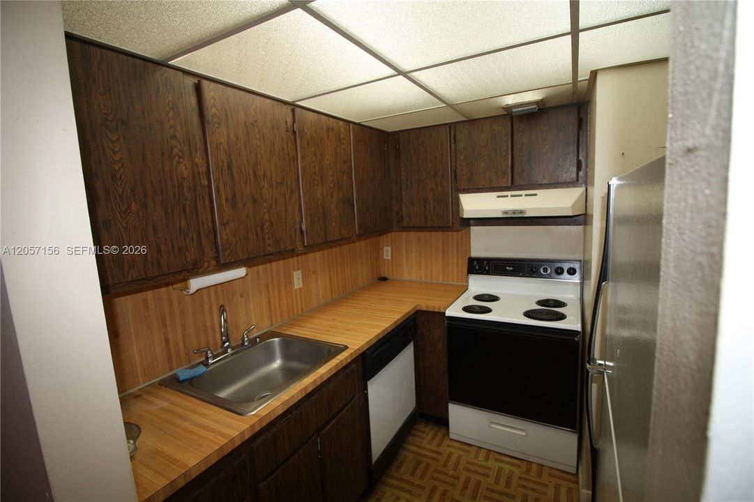 For Sale: $229,000 (1 beds, 1 baths, 707 Square Feet)