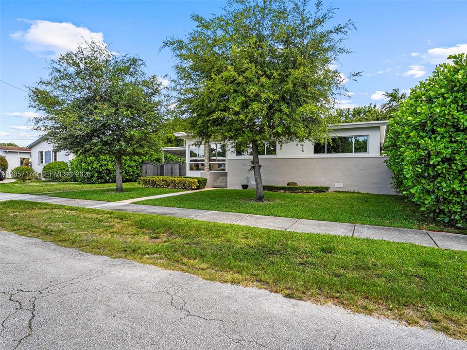 На продажу: $795,000 (4 спален, 3 ванн, 1926 Квадратных фут)