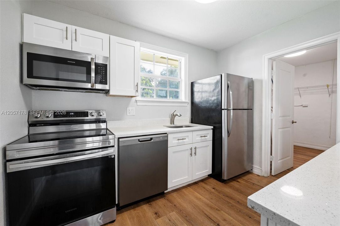 For Rent: $2,900 (2 beds, 1 baths, 780 Square Feet)