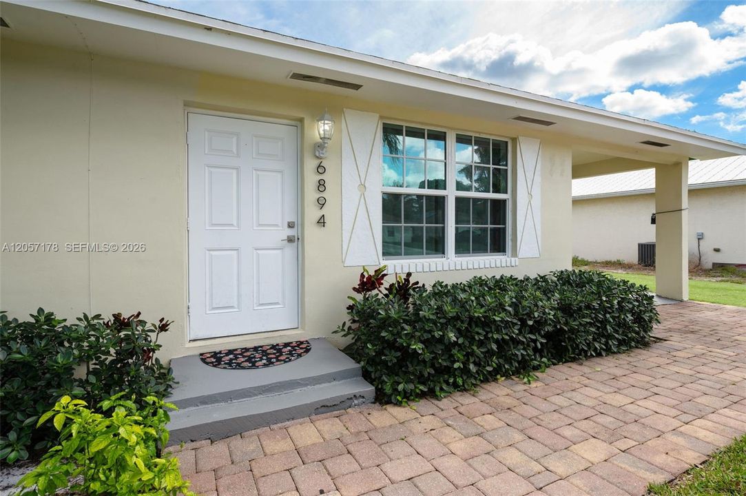 For Rent: $2,900 (2 beds, 1 baths, 780 Square Feet)