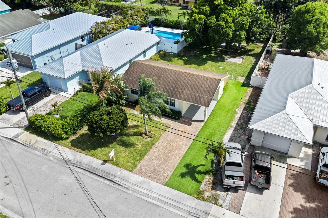 For Rent: $2,900 (2 beds, 1 baths, 780 Square Feet)