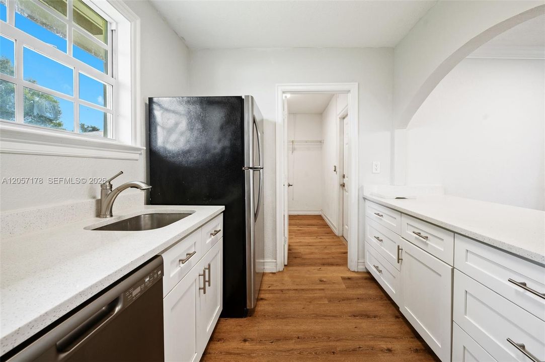 For Rent: $2,900 (2 beds, 1 baths, 780 Square Feet)