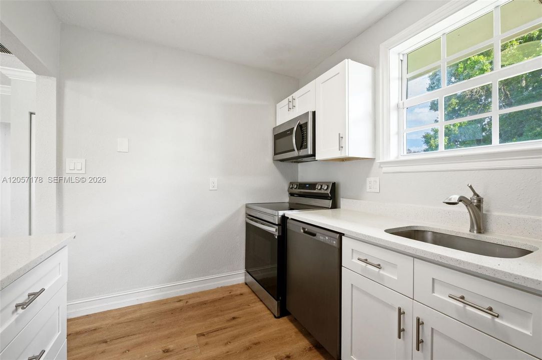 For Rent: $2,900 (2 beds, 1 baths, 780 Square Feet)
