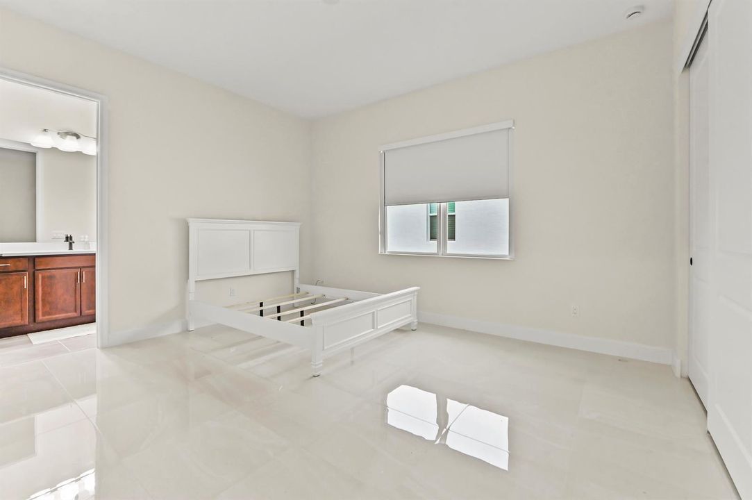 27 Bedroom 01