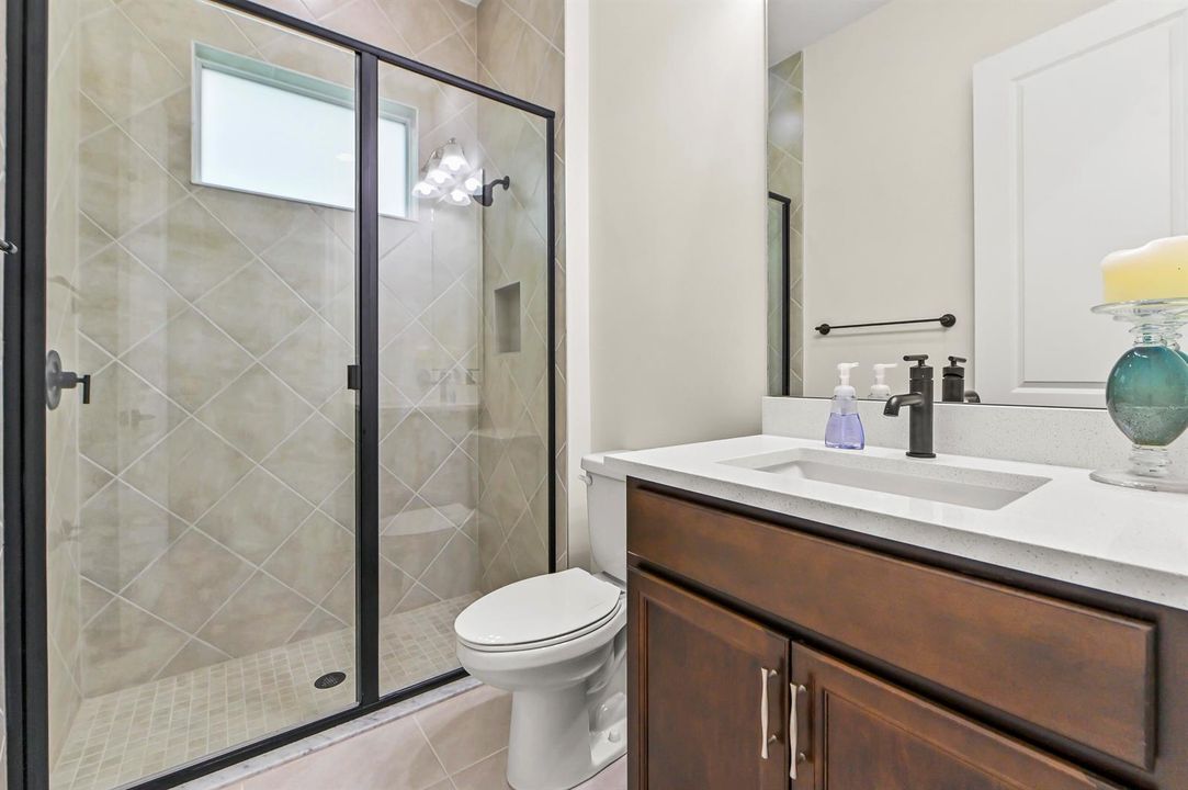 20 Bathroom 01