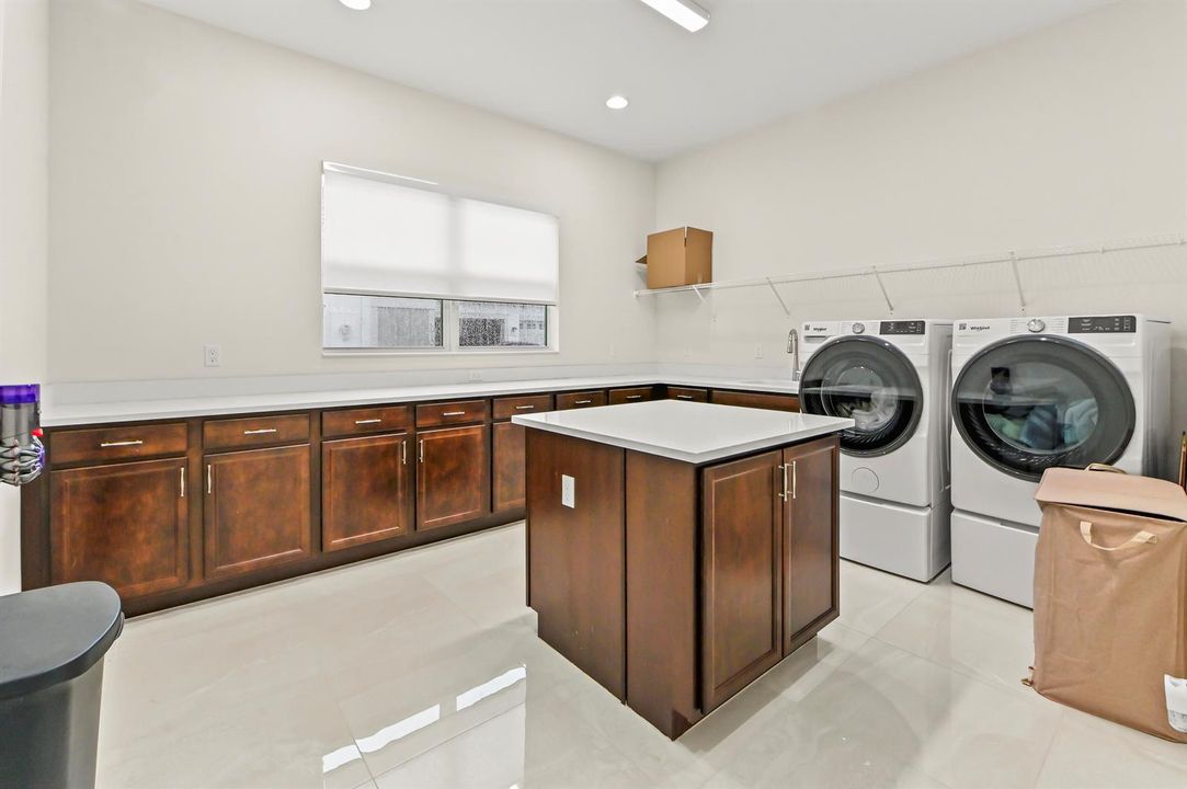 24 Laundry room 01