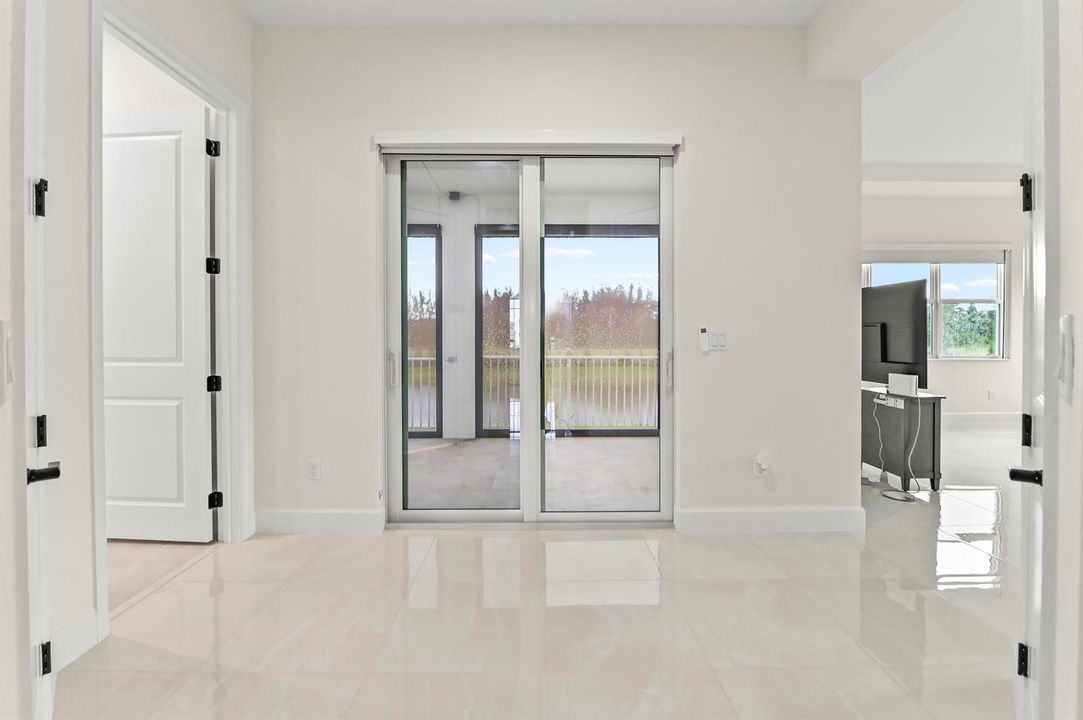 33 Hallway 01
